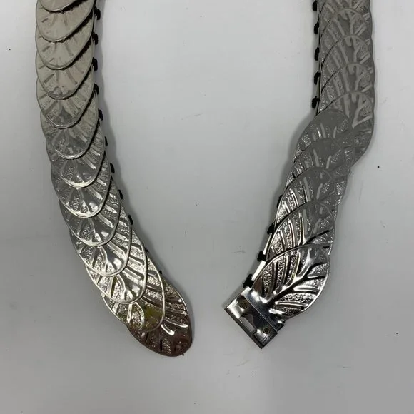 vintage unbranded metal leaf scalloped stretch belt